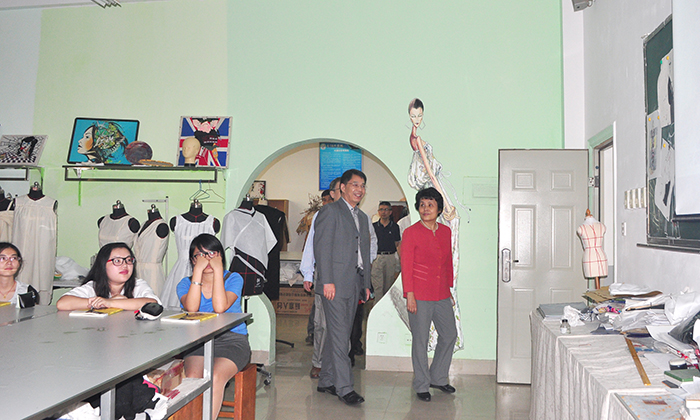 林惠青副部长参观服装实训室.JPG